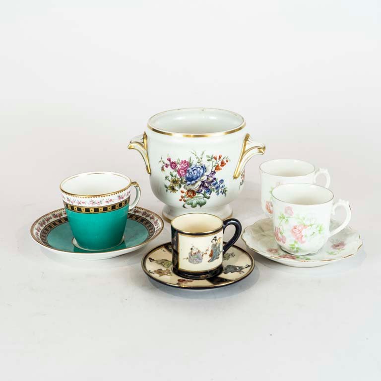 Lote siguiente: Colección de porcelana y loza oriental - Medidas: 12 y 6cm
