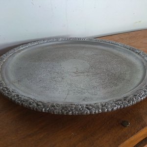 Fuente Redonda de Metal Plateado con Grabados - imagen 3