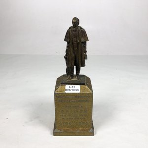 Lote siguiente: Alcancía Figura Artigas Bicentenario 1764-1964