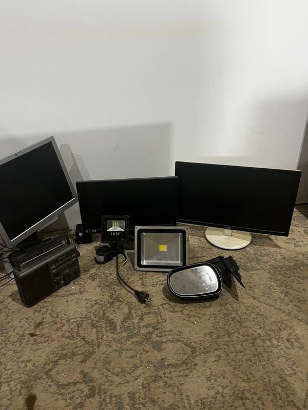 Lote anterior: Packs de tecnología con monitores, luces LED y radio