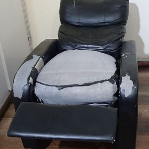 Sillón Reclinable Negro con Desgaste en Tapizado - imagen 2