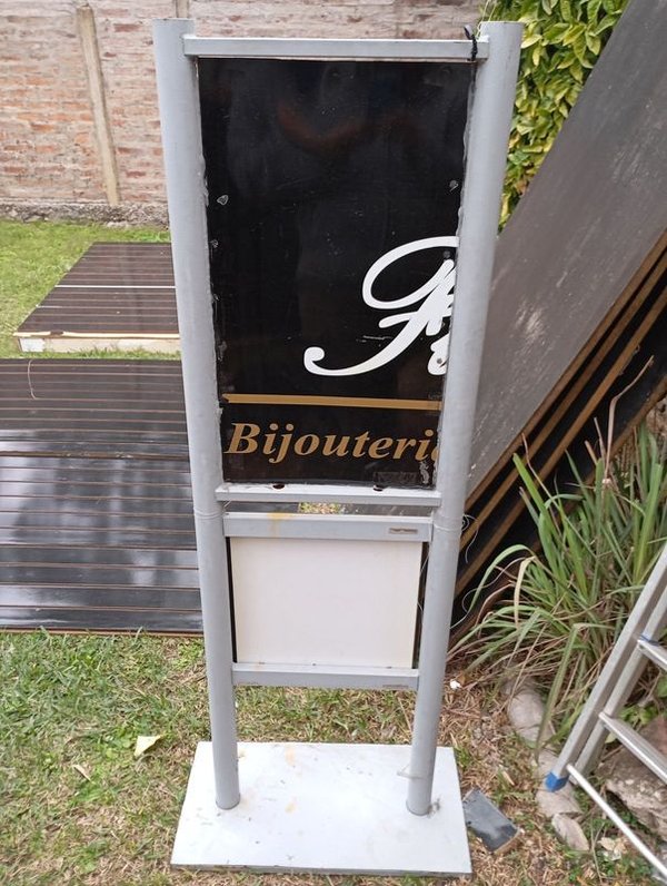 Signe en hierro de gran tamaño