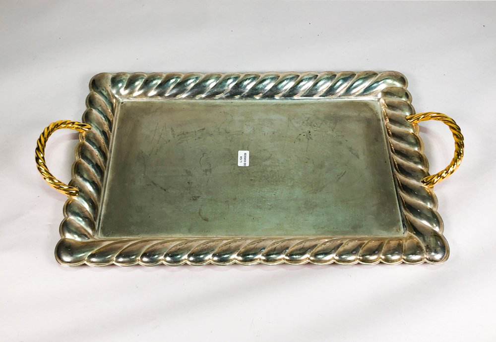 Lote siguiente: Bandeja en metal con asas doradas y borde