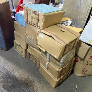 Lote siguiente: Trece Cajas de Mosaicos de Vidrio para Piscina