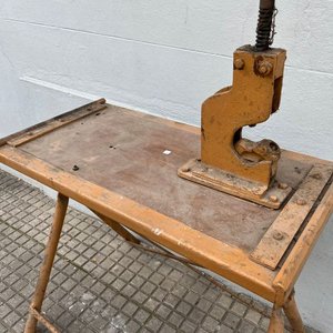 Mesa de Trabajo Antigua con Prensa de Hierro Amarilla - imagen 3