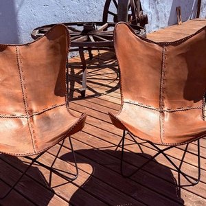 Par de Sillones Marrones Estilo BKF Africanos en Cuero - imagen 1