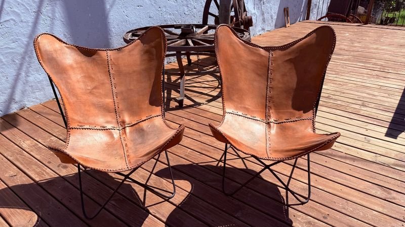 Par de Sillones Marrones Estilo BKF Africanos en Cuero