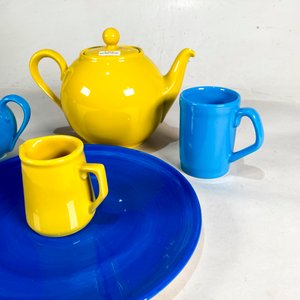 Juego de Loza Azul y Amarillo: Tetera, Lechera, Taza y Plato - imagen 3