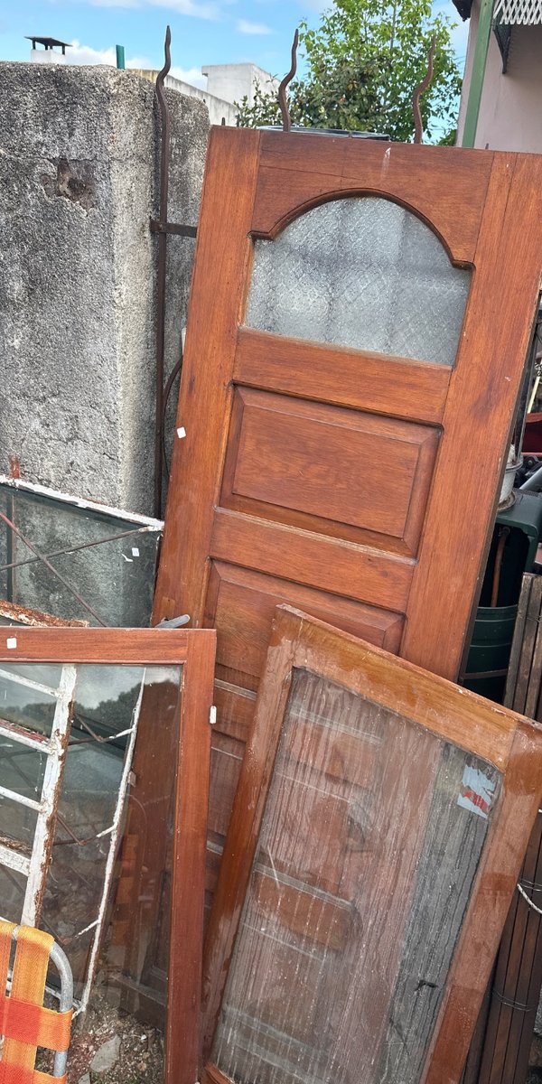 Puerta de Madera con Hoja de Ventana Antigua