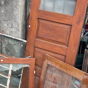 Lote anterior: Puerta de Madera con Hoja de Ventana Antigua