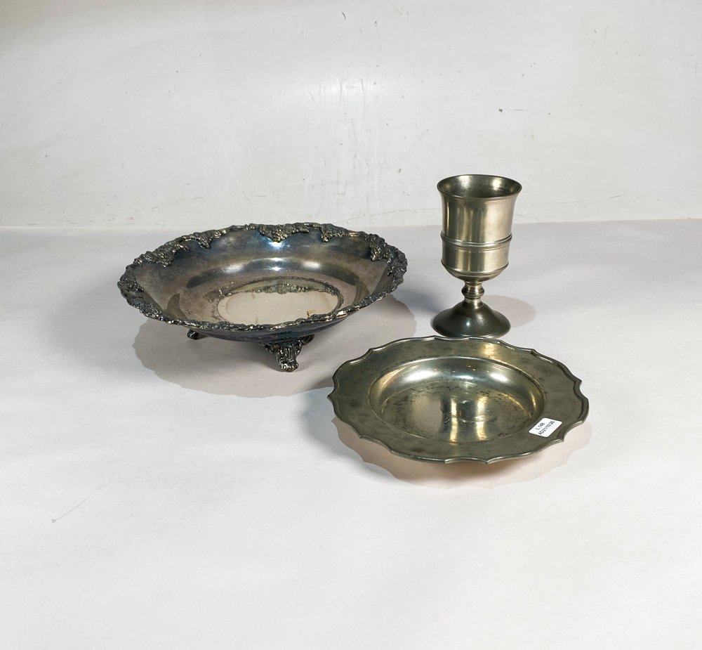 Centro de Mesa Labrado, Plato Inglés y Cáliz de Metal