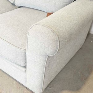 Sofá de Tres Cuerpos Tapizado en Tela Gris con Almohadones - imagen 2