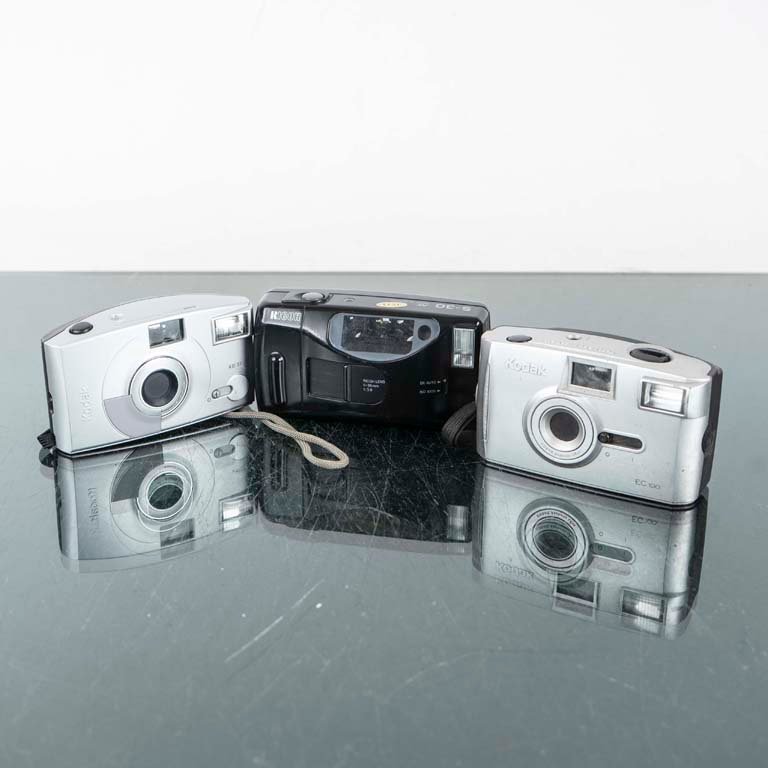 Lote de 3 Cámaras Fotográficas: 2 Kodak y 1 Ricoh