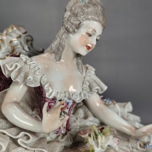 Figura de Porcelana Capodimonte: Dama con Perro y Detalles Florales - imagen 6