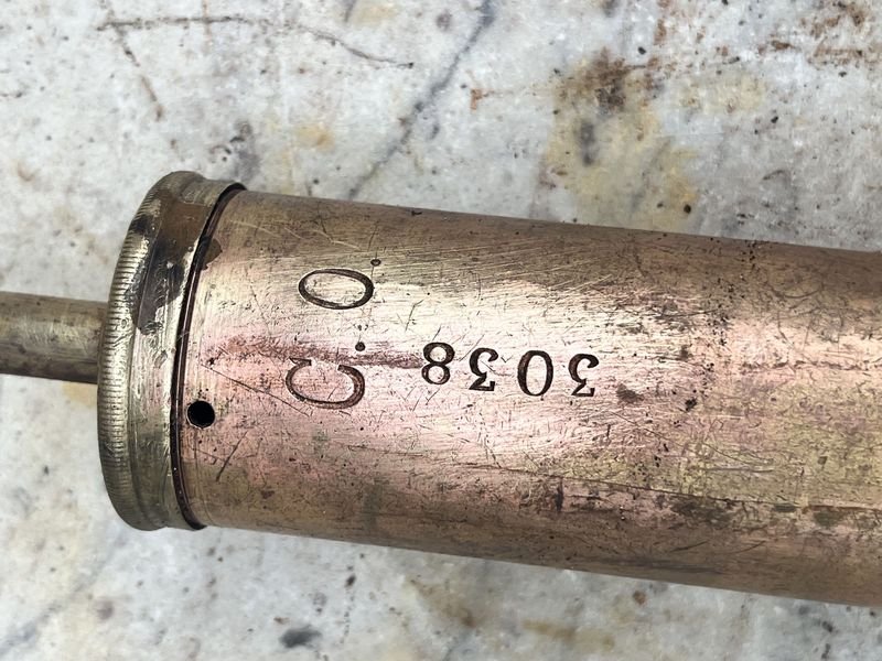 Antigua bomba de barril de bronce y hierro para cerveza - imagen 2