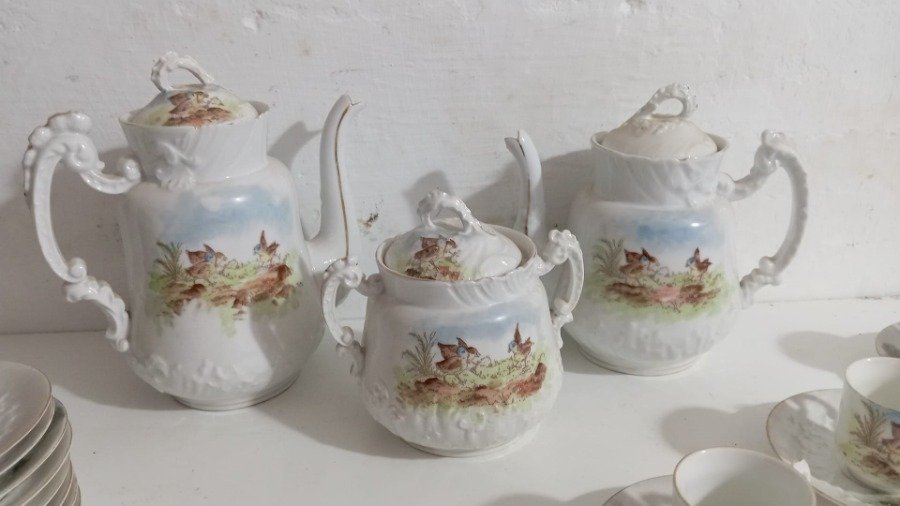 Juego de té de porcelana antigua con motivos decorativos rurales - imagen 3