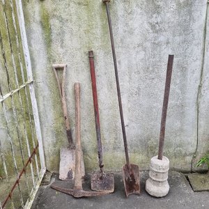 Lote de Herramientas de Madera y Hierro: Palas, Pico y Pisón - imagen 2