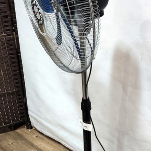 Ventilador de Pie Okey con Aspas Metálicas y Base Detallada - imagen 3