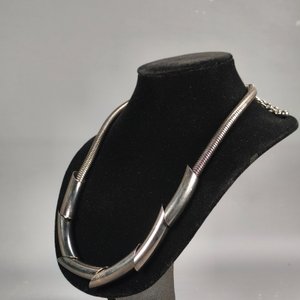 Dos Collares: Cadena Serpiente Metalizada Negra y Collar con Perlas Turquesas Artificiales - imagen 4