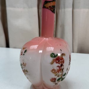 Antigua Botella de Opalina Rosa con Flores y Tapa - imagen 2