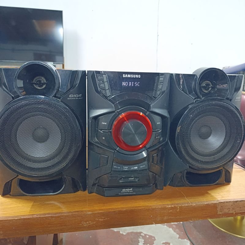 Equipo de Audio Samsung MX-H630 con Parlantes Giga Sound Blast