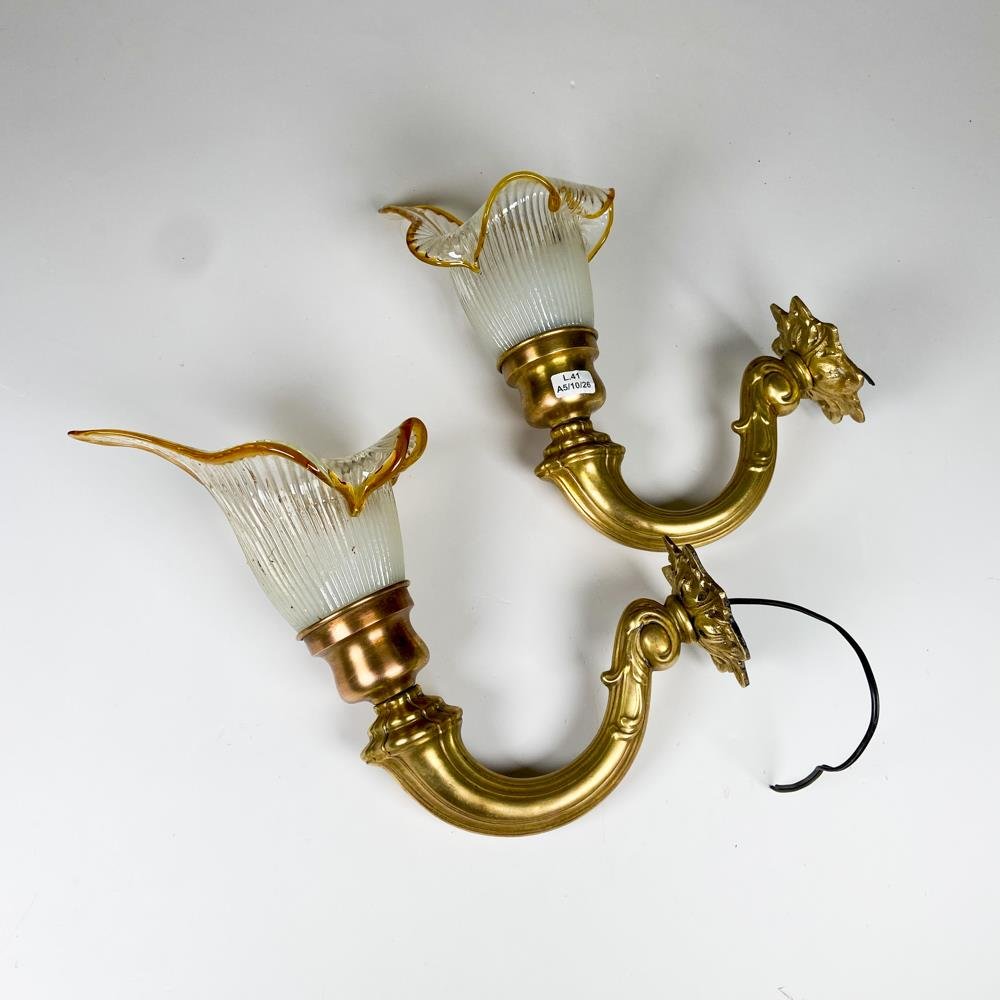 Par de apliques de bronce con tulipas