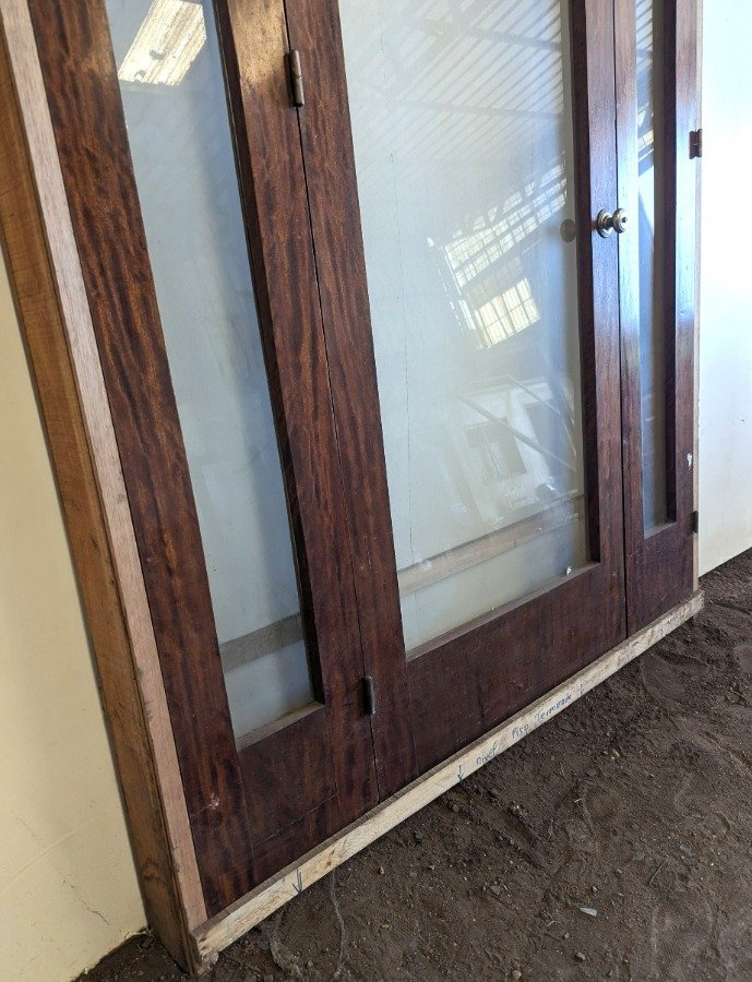 Puerta de madera con dos paneles y marco - imagen 9