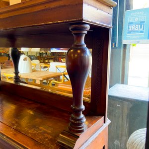 Mueble de madera antiguo con espejo y detalles tallados - imagen 2