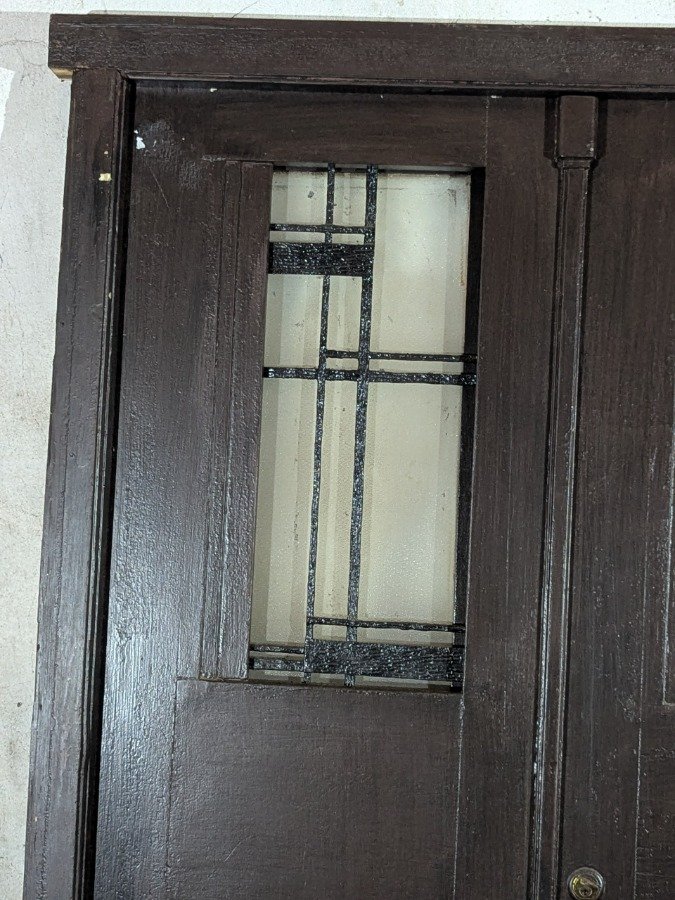 Puerta antigua de cedro con reja y marco de pinotea - imagen 3