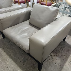 Sillón de Estilo Contemporáneo "Camerich USA" en Cuero Gris con Base de Madera Maciza - imagen 5