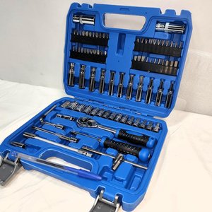 Juego de 82 Piezas de Dados y Llave Cricket en Valija Azul - imagen 2