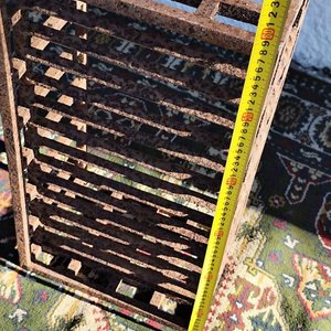 Antiguo Leñero de Hierro Forjado Rectangular con Barrotes Torneados - imagen 6