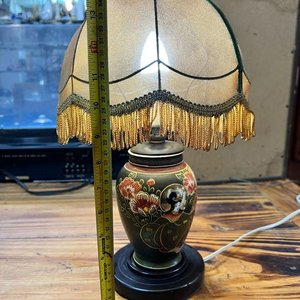 Lámpara de Mesa Estilo Oriental en Porcelana con Diseño Floral y Figuras - imagen 2