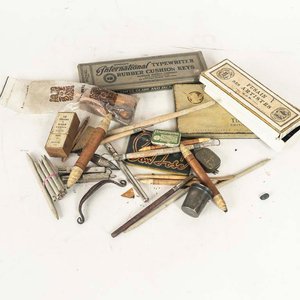 Lote siguiente: Lote de Piezas para Dibujo: Vasitos y Marcadores de Plata