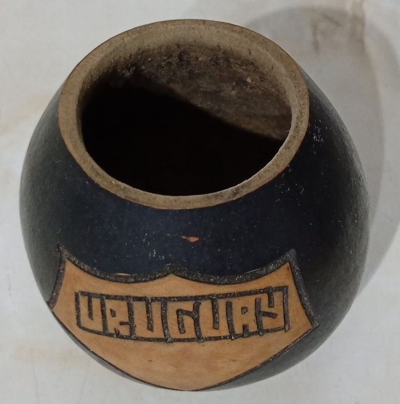 Mate de calabaza tallado con 'URUGUAY' - imagen 2