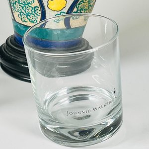 Florero de cerámica con decoración floral y dos vasos de whisky Johnnie Walker - imagen 8