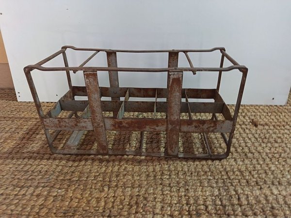 Antiguo Casillero Metálico para Botellas