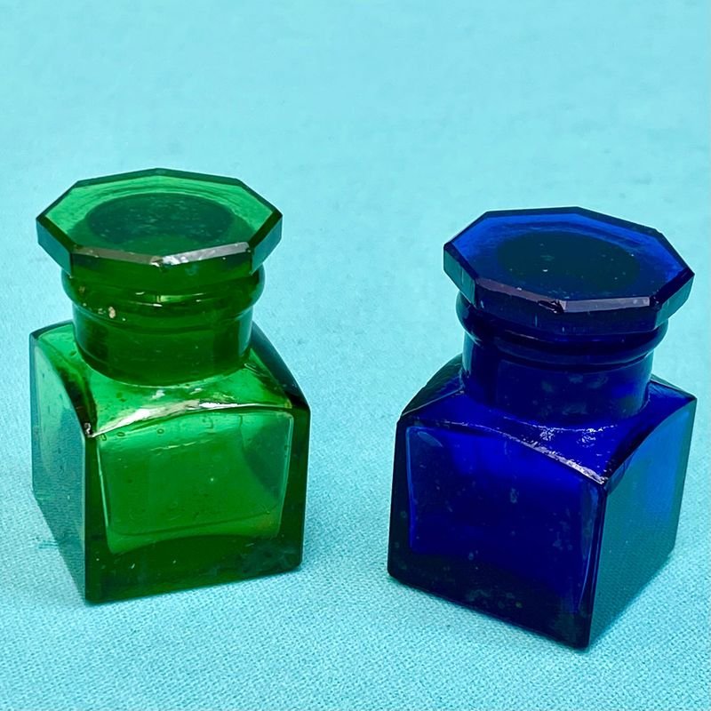 Tres antiguos frascos de farmacia en vidrio - imagen 4