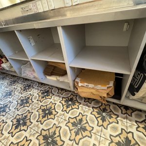 Lote #017 – Mesada de Ac/Inox con bacha y orificios para residuos, con mueble de melamílico, estantes y 4 cajones, incluye grifería - imagen 4