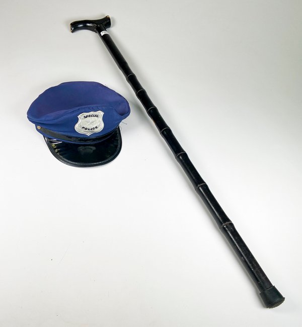 Lote anterior: Dos piezas de equipo policial: bastón y gorra
