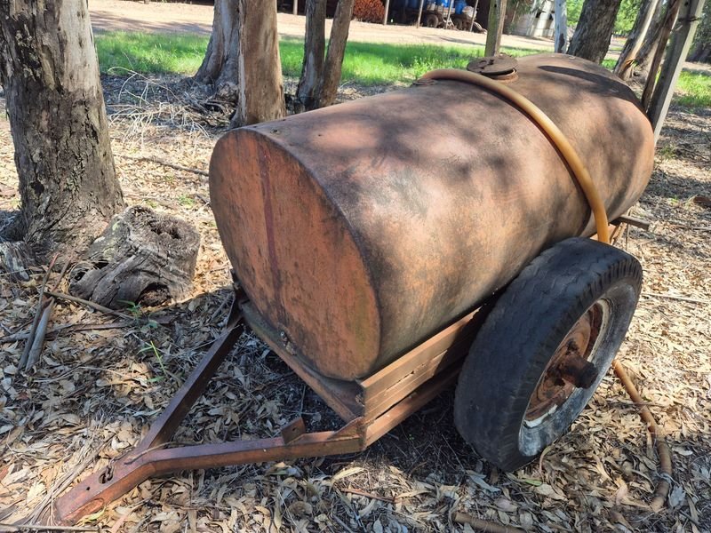 Tanque de Agua con Remolque en Mal Estado - imagen 3