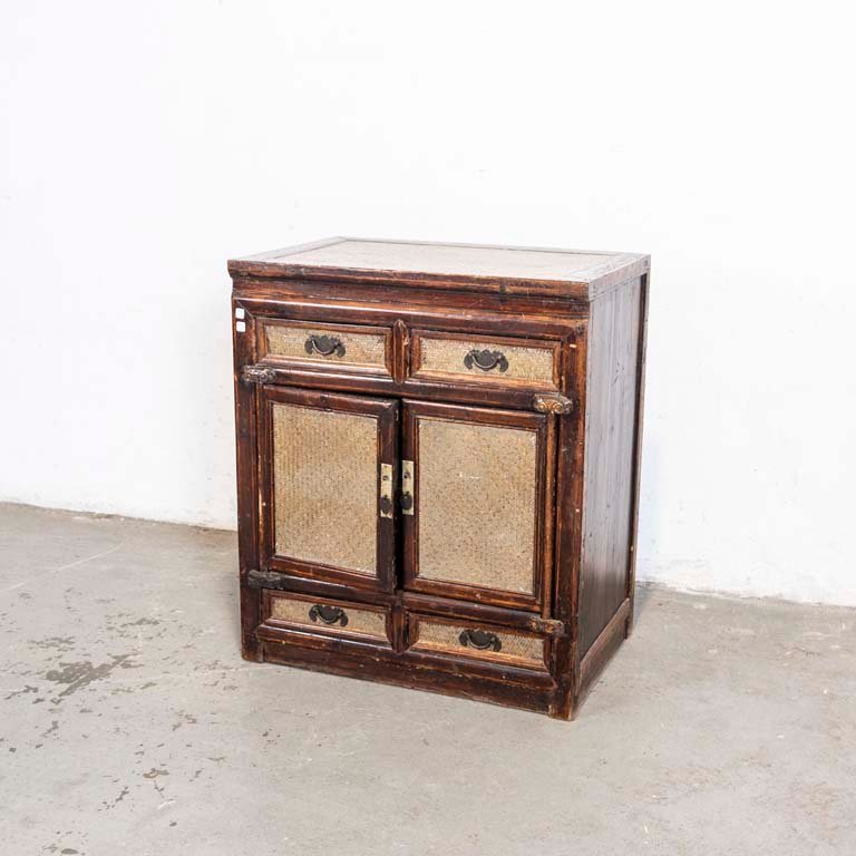 Lote siguiente: Mueble de cuatro cajones y dos puertas en ratán con superficie pintada