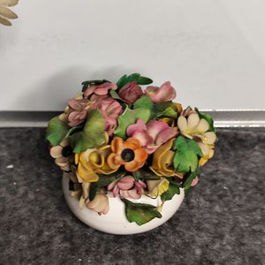 Lote de Adornos de Cerámica y Porcelana: Pareja de Ranas, Elefantes y Flores - imagen 4