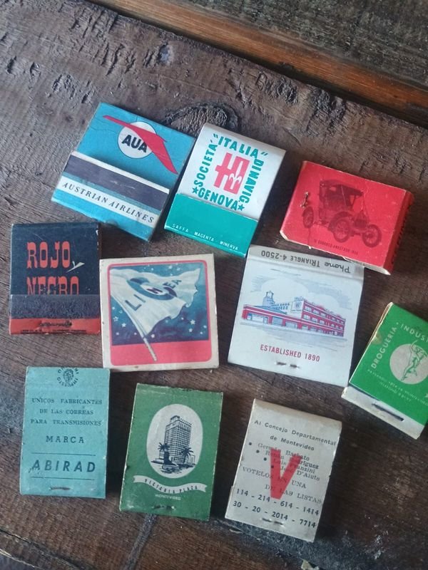 Lote siguiente: Colección de cajas y libros en buen estado