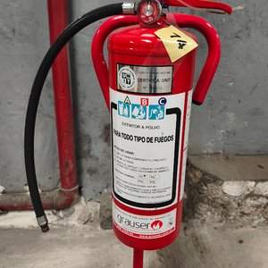 Extintor de Incendios con Soporte de Piso y Señalización - imagen 2
