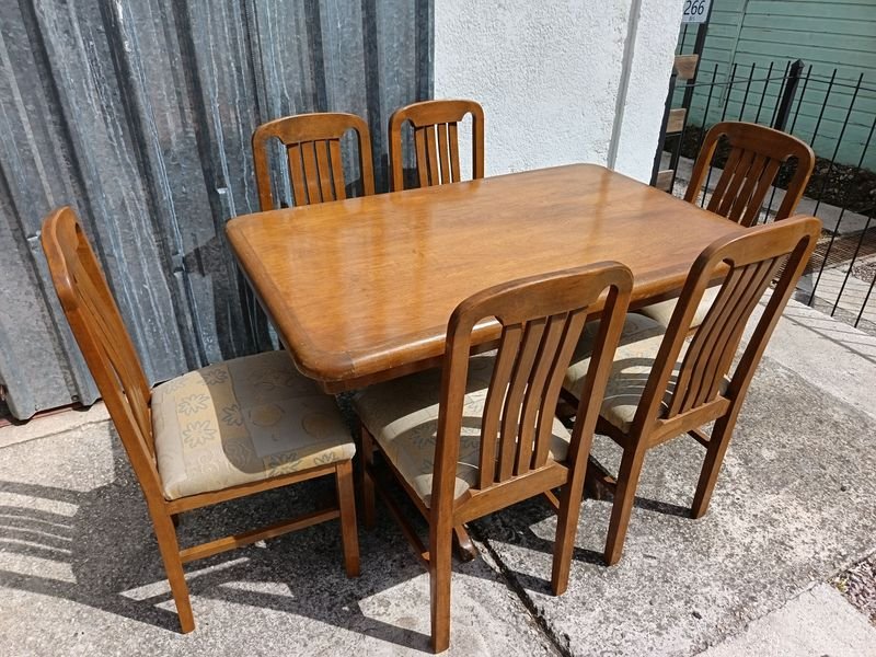 Juego de Comedor: Mesa de Madera con 6 Sillas