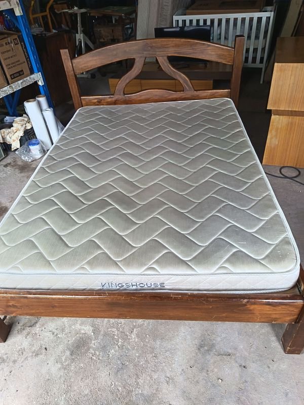 Cama de 2 plazas de madera con colchón Kingshouse