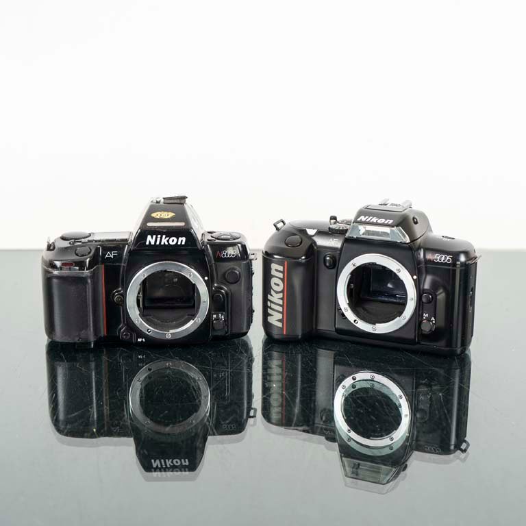 Lote siguiente: Dos cámaras Nikon de 35mm en venta