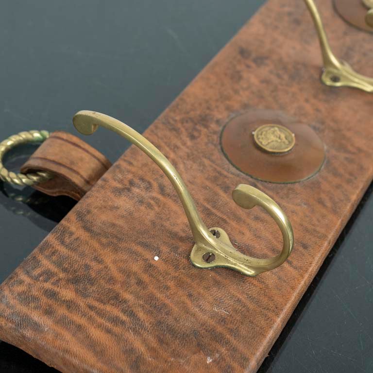 Perchero de pared forrado con tres perchas de bronce - imagen 2