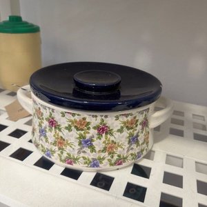 Lote siguiente: Sopera de Cerámica con Tapa Azul y Diseño Floral
